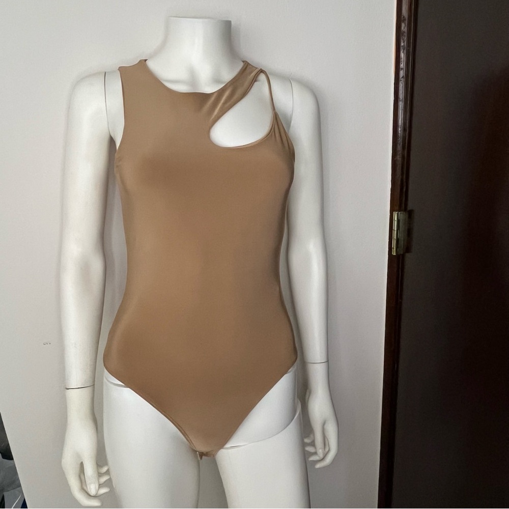 21 Saints Bodysuit Womens Nude Tan Assymetric Sleeveless Thong Leotard sz Med